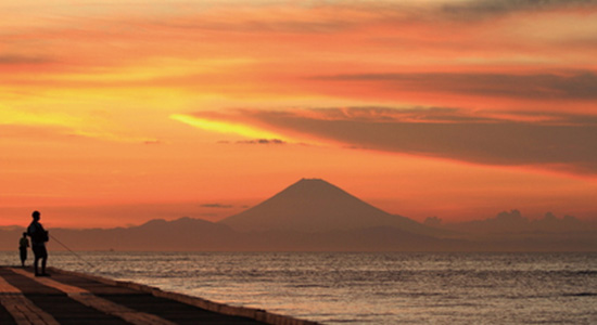 See the setting sun sink into Tokyo Bay while enjoying a wonderful view of Mt. Fuji.